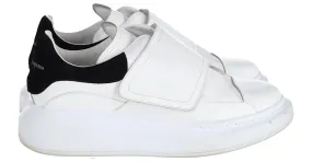 Alexander McQueen Zapatillas de deporte extragrandes de una sola correa en cuero blanco 