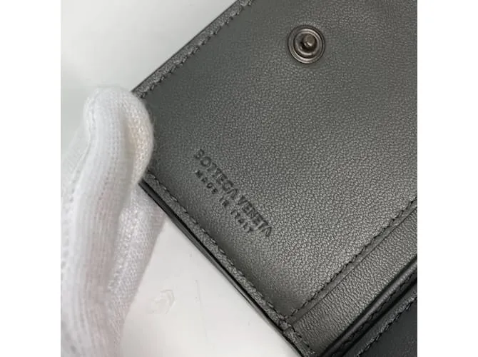 Cartera de cuero negro Bottega Veneta con tres pliegues 