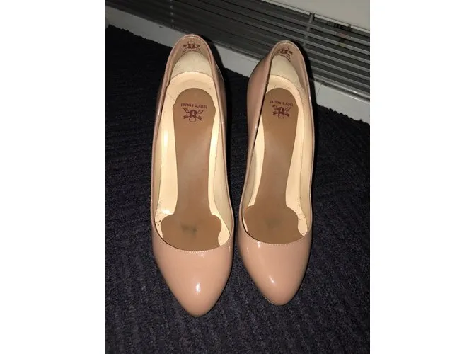 Christian Louboutin Zapatos de cuero dorissima Beige Carne 