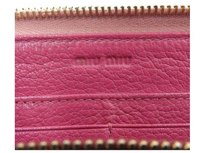 Miu Miu Cartera de cuero con cremallera alrededor y lazo en muy buen estado Rosa 