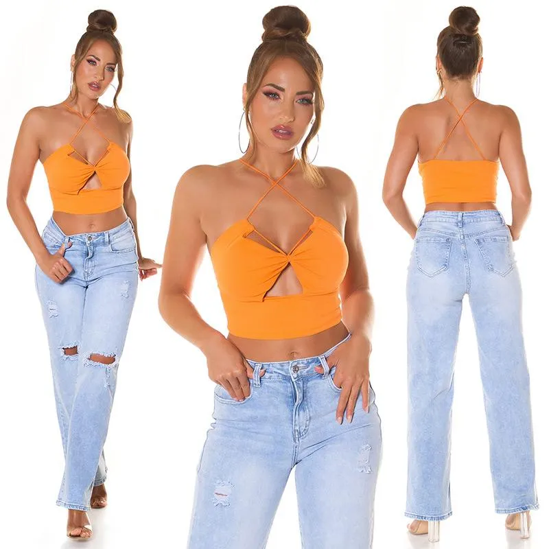 Top crop naranja con recortes y tirantes