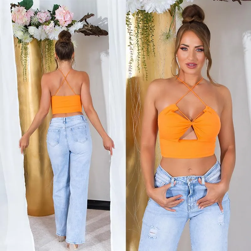 Top crop naranja con recortes y tirantes