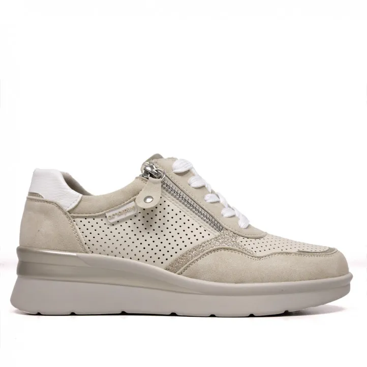 Zapatillas Amarpies beige con cremallera lateral y diseño perforado