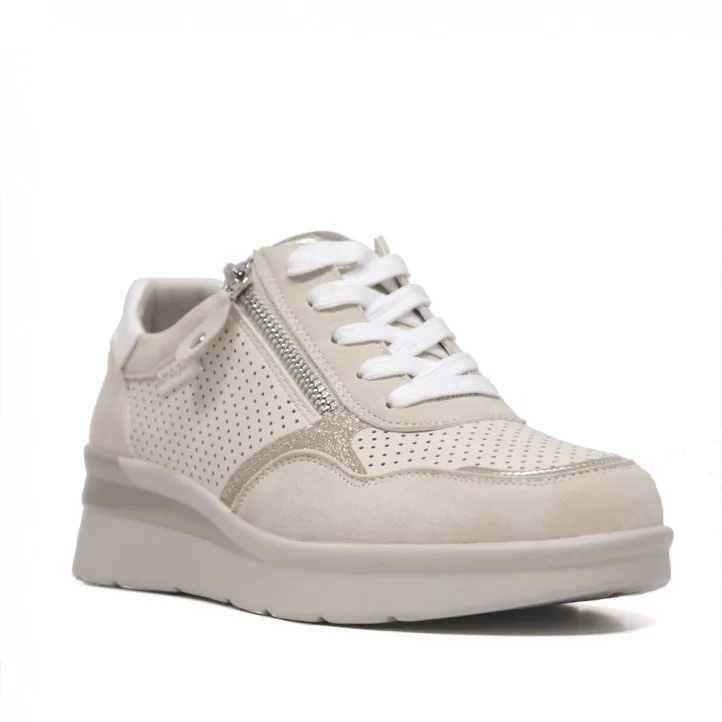 Zapatillas Amarpies beige con cremallera lateral y diseño perforado