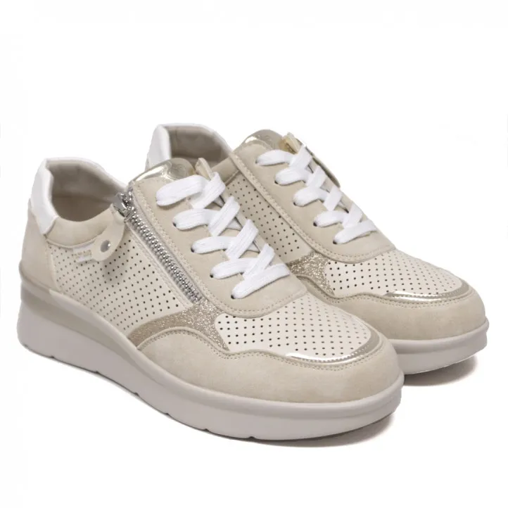 Zapatillas Amarpies beige con cremallera lateral y diseño perforado